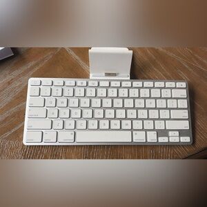 Apple Silver and White Ipad Keyboard with Dock